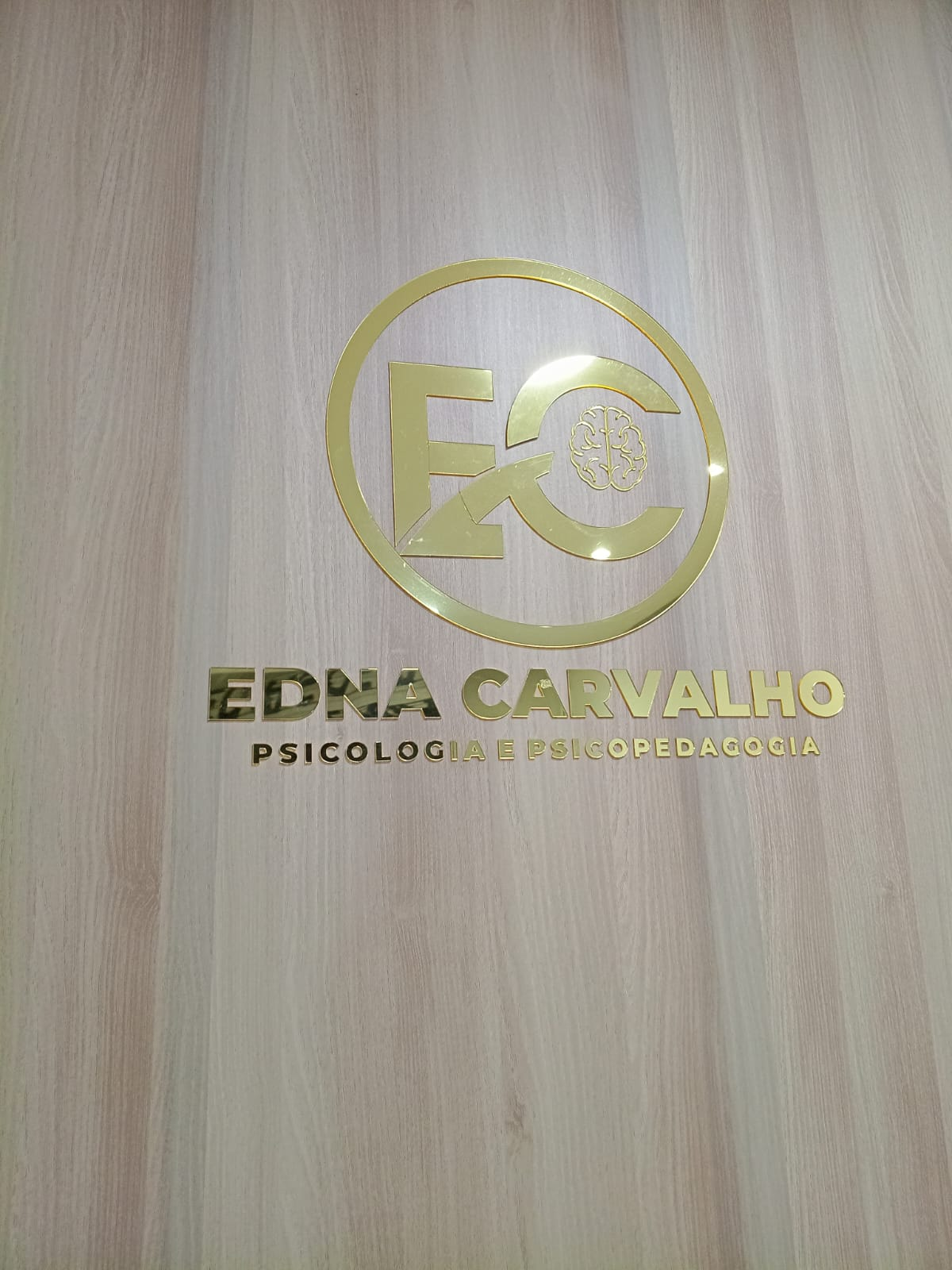 Logo Espaço Edna Carvalho na parede